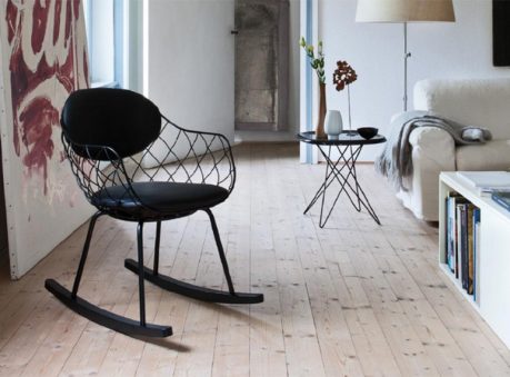 chaise-pina-bascule-structure-coussins-bascules-noir-ambiance-salon-plancher-clair-magis.large